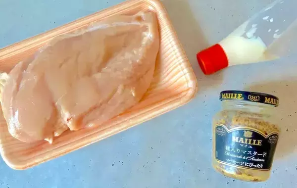 鶏むね肉に『大さじ1杯ずつ』　30分漬けこむだけで「しっとりジューシー！」