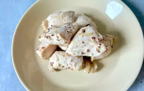 鶏むね肉に『大さじ1杯ずつ』　30分漬けこむだけで「しっとりジューシー！」