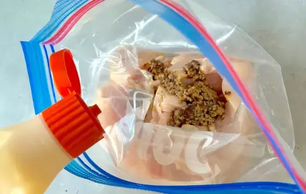 鶏むね肉に『大さじ1杯ずつ』　30分漬けこむだけで「しっとりジューシー！」