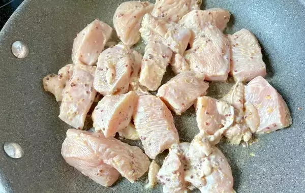 鶏むね肉に『大さじ1杯ずつ』　30分漬けこむだけで「しっとりジューシー！」