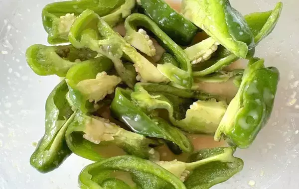ピーマンを『種ごと』揚げてみて　捨てるとこなしの『ザクザクから揚げ』