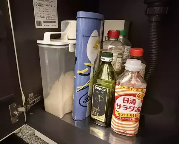 100均のブックエンド3個を『合体』させて！　キッチンで大活躍する収納アイディア