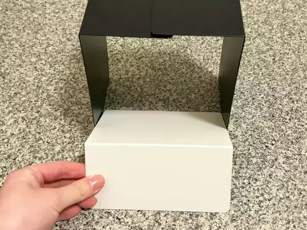 100均のブックエンド3個を『合体』させて！　キッチンで大活躍する収納アイディア