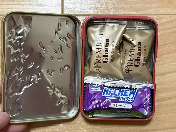 『お菓子の空き缶』はバッグへ入れるのがオススメ！　ごちゃつき＆型崩れを防ぐ収納テク【3選】