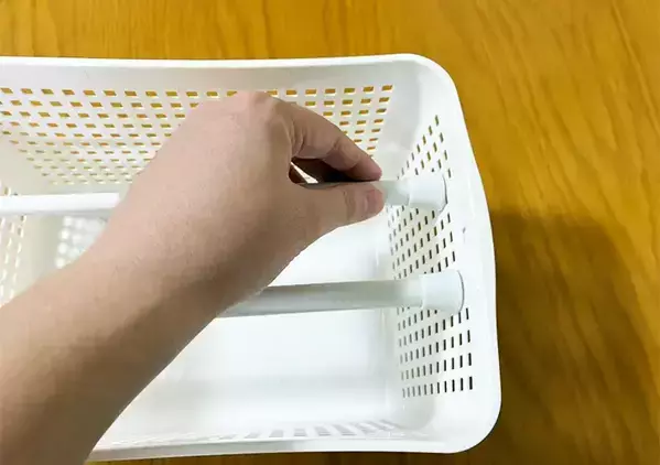 『短いつっぱり棒』はバスケットに使うのが正解　かゆいところに手が届く収納ライフハック
