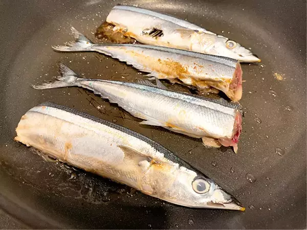 サンマを食べていたら『赤い糸』が出てきた！　正体を聞いてみると