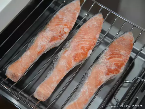 一度冷凍した魚、焼く時は凍ったままで大丈夫？　旨味を逃がさない「焼き方のコツ」