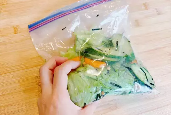 切った野菜を『1袋』で漬けてみて！　20分置くだけで「ご飯どろぼう」「いい香り」