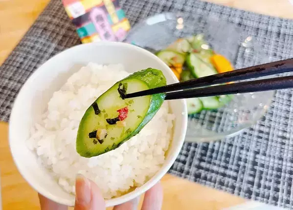 切った野菜を『1袋』で漬けてみて！　20分置くだけで「ご飯どろぼう」「いい香り」