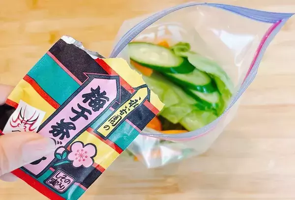 切った野菜を『1袋』で漬けてみて！　20分置くだけで「ご飯どろぼう」「いい香り」