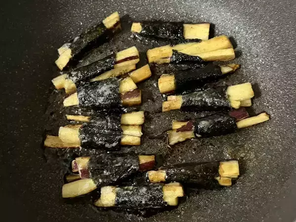 サツマイモに『大さじ1杯ずつ』かけて…　海苔巻きレシピが「ご飯にピッタリ」「弁当にもいい」