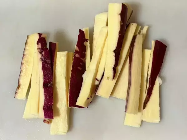 サツマイモに『大さじ1杯ずつ』かけて…　海苔巻きレシピが「ご飯にピッタリ」「弁当にもいい」