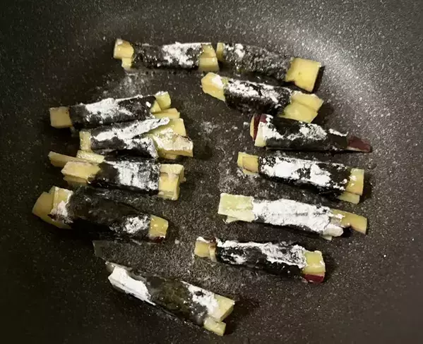 サツマイモに『大さじ1杯ずつ』かけて…　海苔巻きレシピが「ご飯にピッタリ」「弁当にもいい」