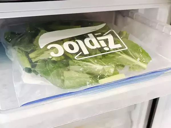 ジッパー袋に『2枚』入れてみて！ 　調理時のストレスが解消する「野菜の保存テク」