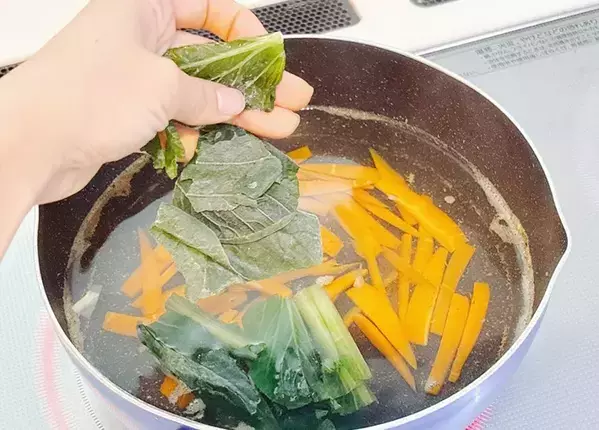 ジッパー袋に『2枚』入れてみて！ 　調理時のストレスが解消する「野菜の保存テク」