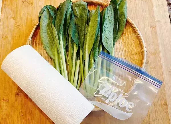 ジッパー袋に『2枚』入れてみて！ 　調理時のストレスが解消する「野菜の保存テク」