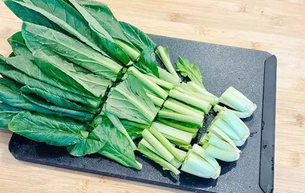 ジッパー袋に『2枚』入れてみて！ 　調理時のストレスが解消する「野菜の保存テク」
