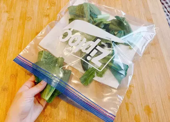 ジッパー袋に『2枚』入れてみて！ 　調理時のストレスが解消する「野菜の保存テク」