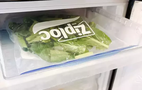 ジッパー袋に『2枚』入れてみて！ 　調理時のストレスが解消する「野菜の保存テク」