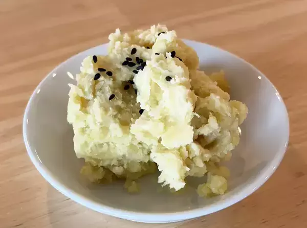 ジッパー袋にサツマイモを入れて…　マグカップで潰すと「ぜい沢なおやつ」「手が止まらない！」