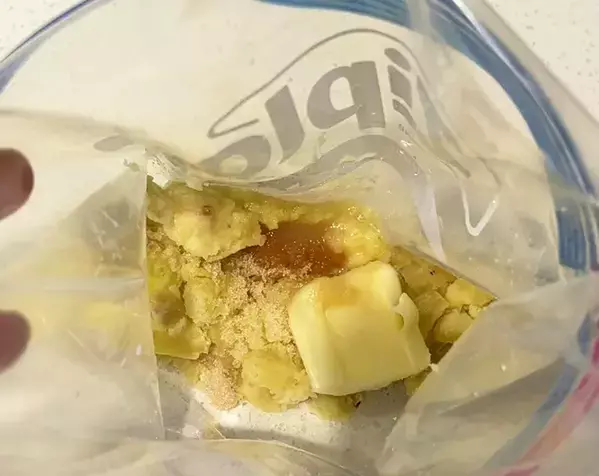 ジッパー袋にサツマイモを入れて…　マグカップで潰すと「ぜい沢なおやつ」「手が止まらない！」