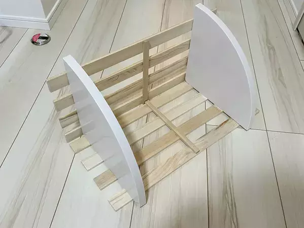 ダイソーの『すのこ』にボンドを塗るだけで？　トイレで便利な収納を作る『10分DIY術』