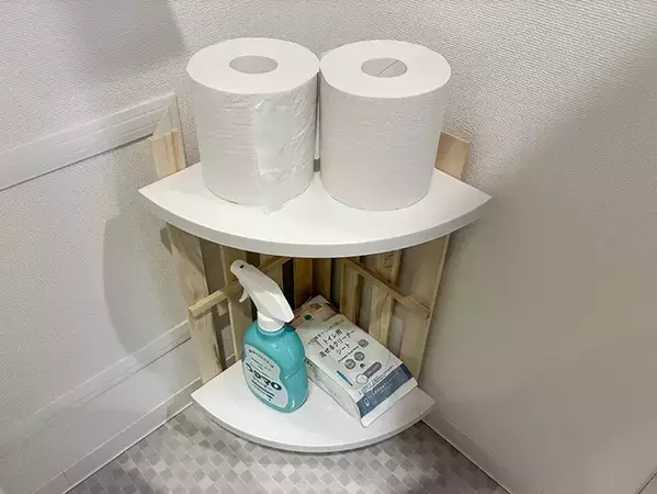 ダイソーの『すのこ』にボンドを塗るだけで？　トイレで便利な収納を作る『10分DIY術』