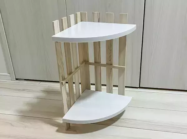 ダイソーの『すのこ』にボンドを塗るだけで？　トイレで便利な収納を作る『10分DIY術』