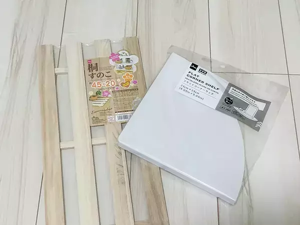 ダイソーの『すのこ』にボンドを塗るだけで？　トイレで便利な収納を作る『10分DIY術』