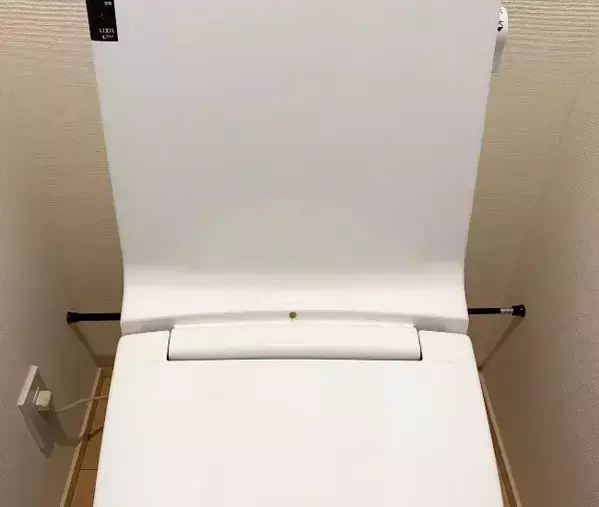 トイレに『突っ張り棒』を仕込んだら…　毎日の床掃除が「劇的にラク！」