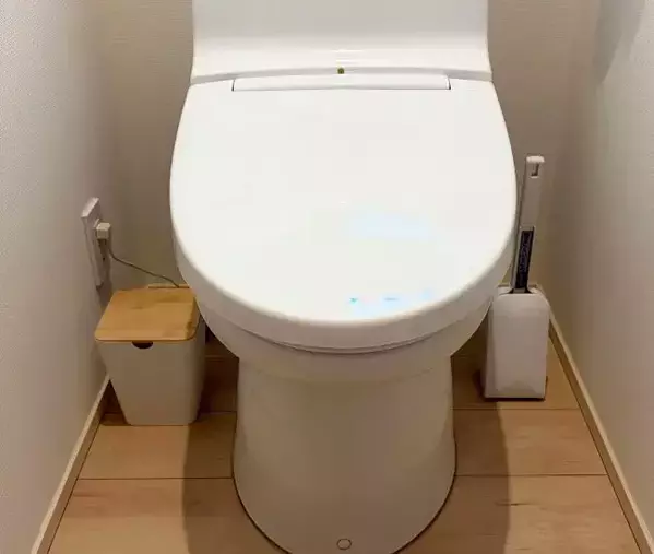 トイレに『突っ張り棒』を仕込んだら…　毎日の床掃除が「劇的にラク！」