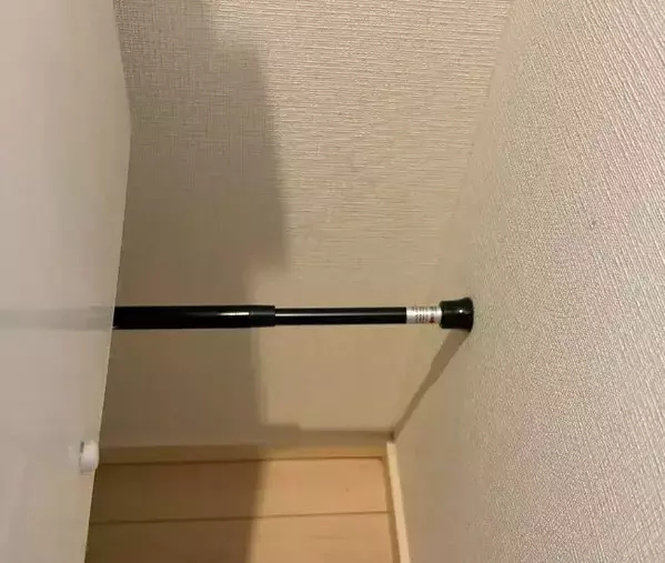 トイレに『突っ張り棒』を仕込んだら…　毎日の床掃除が「劇的にラク！」