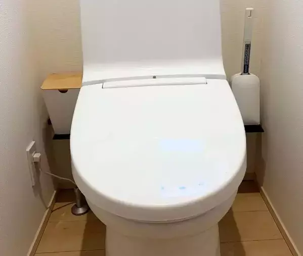 トイレに『突っ張り棒』を仕込んだら…　毎日の床掃除が「劇的にラク！」