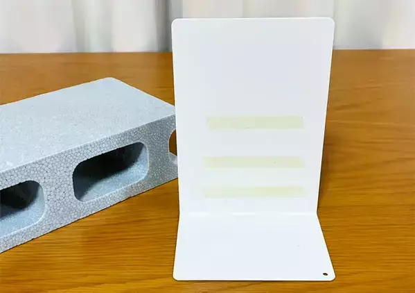 100均の『発泡ブロック』にブックエンドをくっつけると…　調理グッズの収納に便利なスタンドが完成