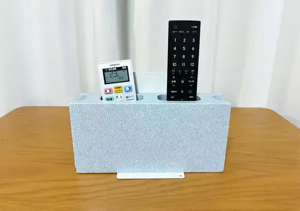100均の『発泡ブロック』にブックエンドをくっつけると…　調理グッズの収納に便利なスタンドが完成