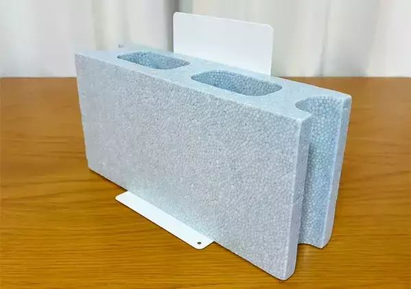 100均の『発泡ブロック』にブックエンドをくっつけると…　調理グッズの収納に便利なスタンドが完成
