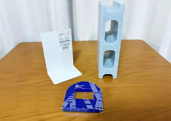 100均の『発泡ブロック』にブックエンドをくっつけると…　調理グッズの収納に便利なスタンドが完成