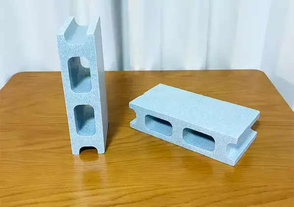 100均の『発泡ブロック』にブックエンドをくっつけると…　調理グッズの収納に便利なスタンドが完成