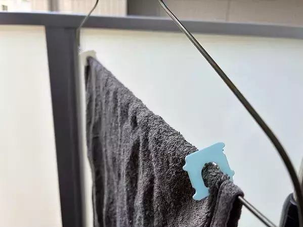 洗濯でパンの留め具『2個』を挟むだけ　手軽な再利用ワザが便利