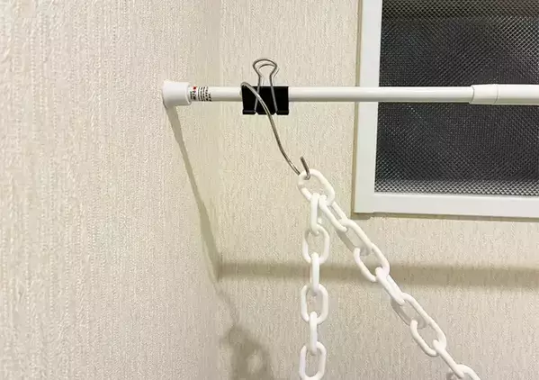 トイレの壁に『ダイソーのチェーン』を吊るすと？　狭いトイレの収納力がアップする簡単テク