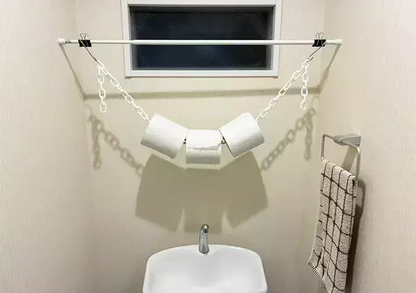 トイレの壁に『ダイソーのチェーン』を吊るすと？　狭いトイレの収納力がアップする簡単テク