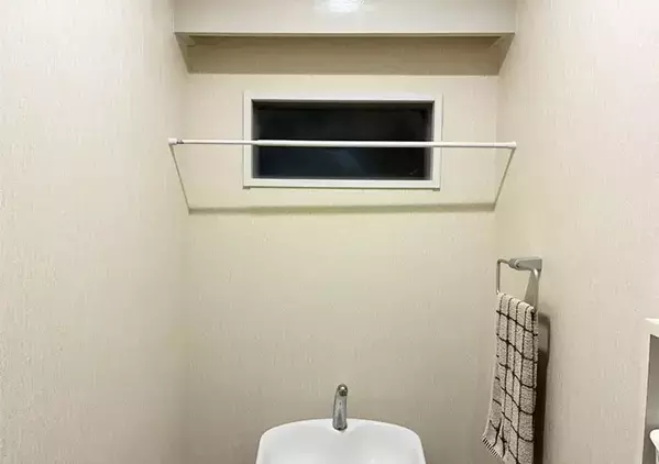 トイレの壁に『ダイソーのチェーン』を吊るすと？　狭いトイレの収納力がアップする簡単テク