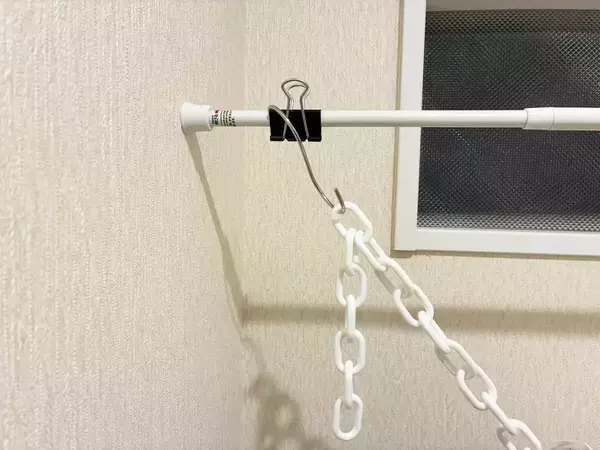 トイレの壁に『ダイソーのチェーン』を吊るすと？　狭いトイレの収納力がアップする簡単テク