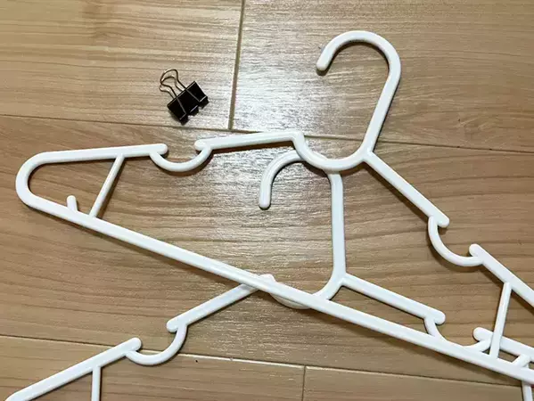 「クローゼットがパンパン…」←『ダブルクリップ』で解決　ハンガーを連結させる活用テク