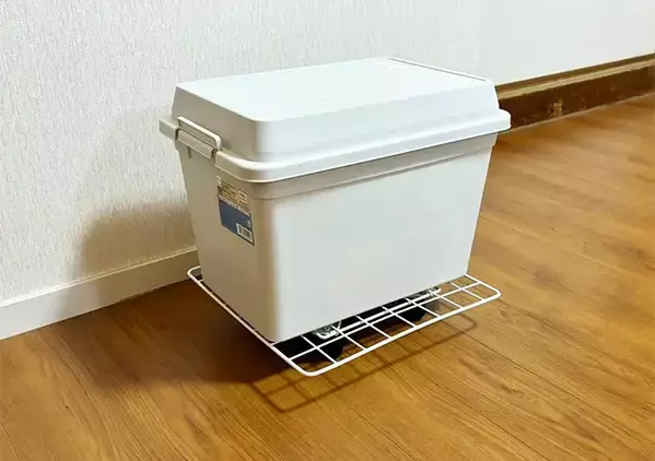 100均の花台にワイヤーネットをつけると掃除が楽！　物の移動がスムーズになる簡単テク