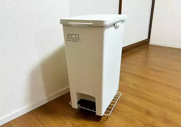 100均の花台にワイヤーネットをつけると掃除が楽！　物の移動がスムーズになる簡単テク