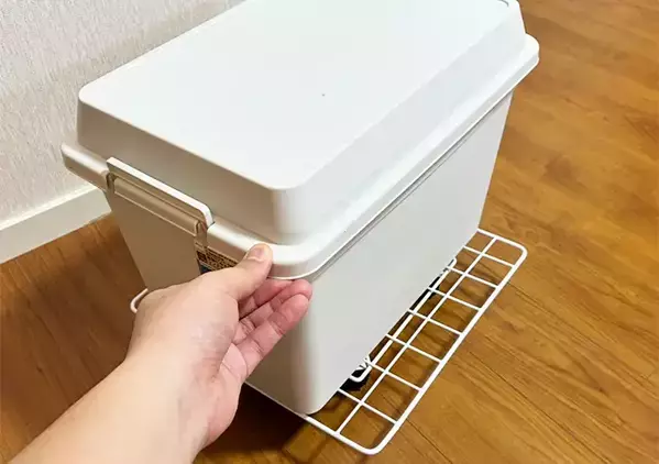 100均の花台にワイヤーネットをつけると掃除が楽！　物の移動がスムーズになる簡単テク