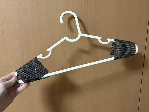 100均の『滑り止めシート』をカット　服のずり落ちを解決する裏ワザがこちら