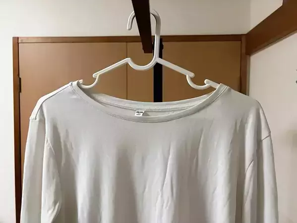 100均の『滑り止めシート』をカット　服のずり落ちを解決する裏ワザがこちら