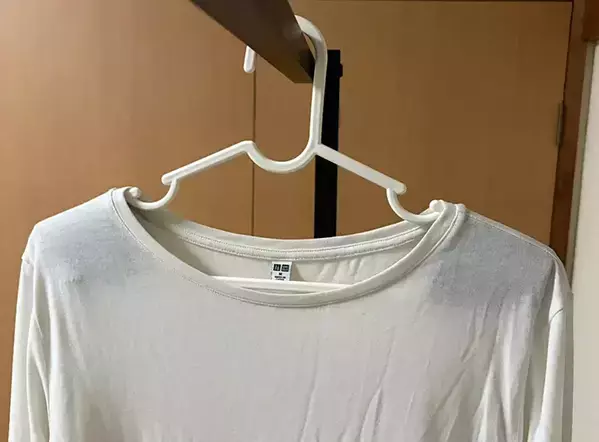 100均の『滑り止めシート』をカット　服のずり落ちを解決する裏ワザがこちら